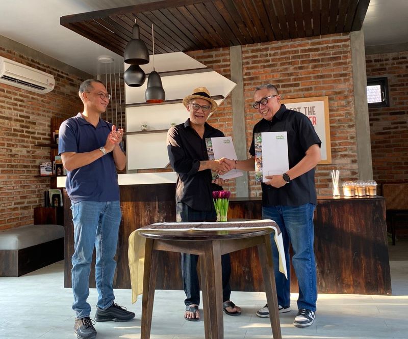 Sesi penandatanganan MoU antara Tumbuh Hospitality & Arts School bersama Tyo Pakusadewo dalam pengembangan kelas akting