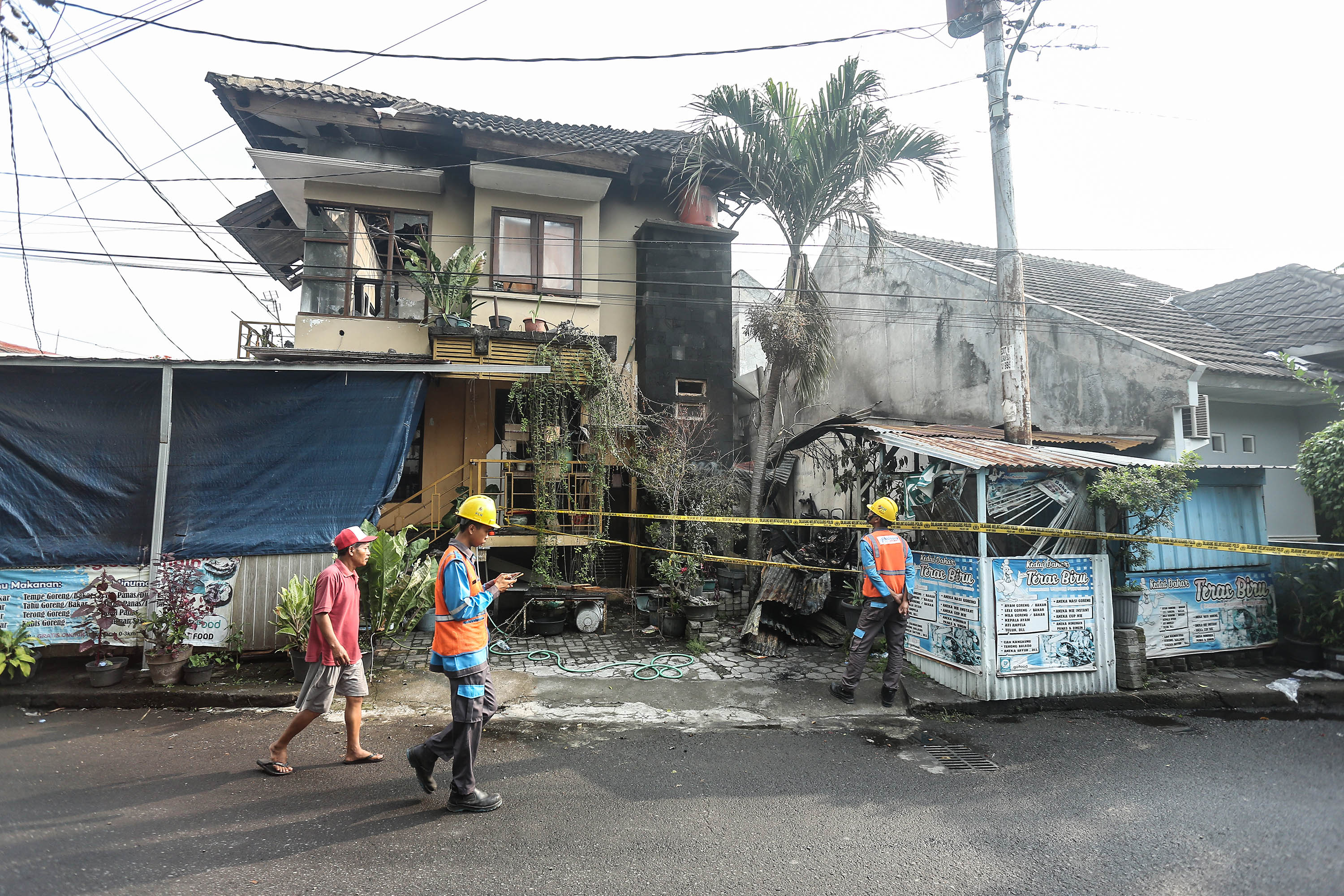 petugas PLN mengamati jaringan listrik di puing sisa kebakaran yang terjadi di Kawasan Jalan Timoho, Muja-muju, Jogja, Senin (23/9). Menurut warga kebakaran terjadi akibat kebocoran gas di warung makan. dari kejadian itu menghanguskan rumah makan, tiga ka