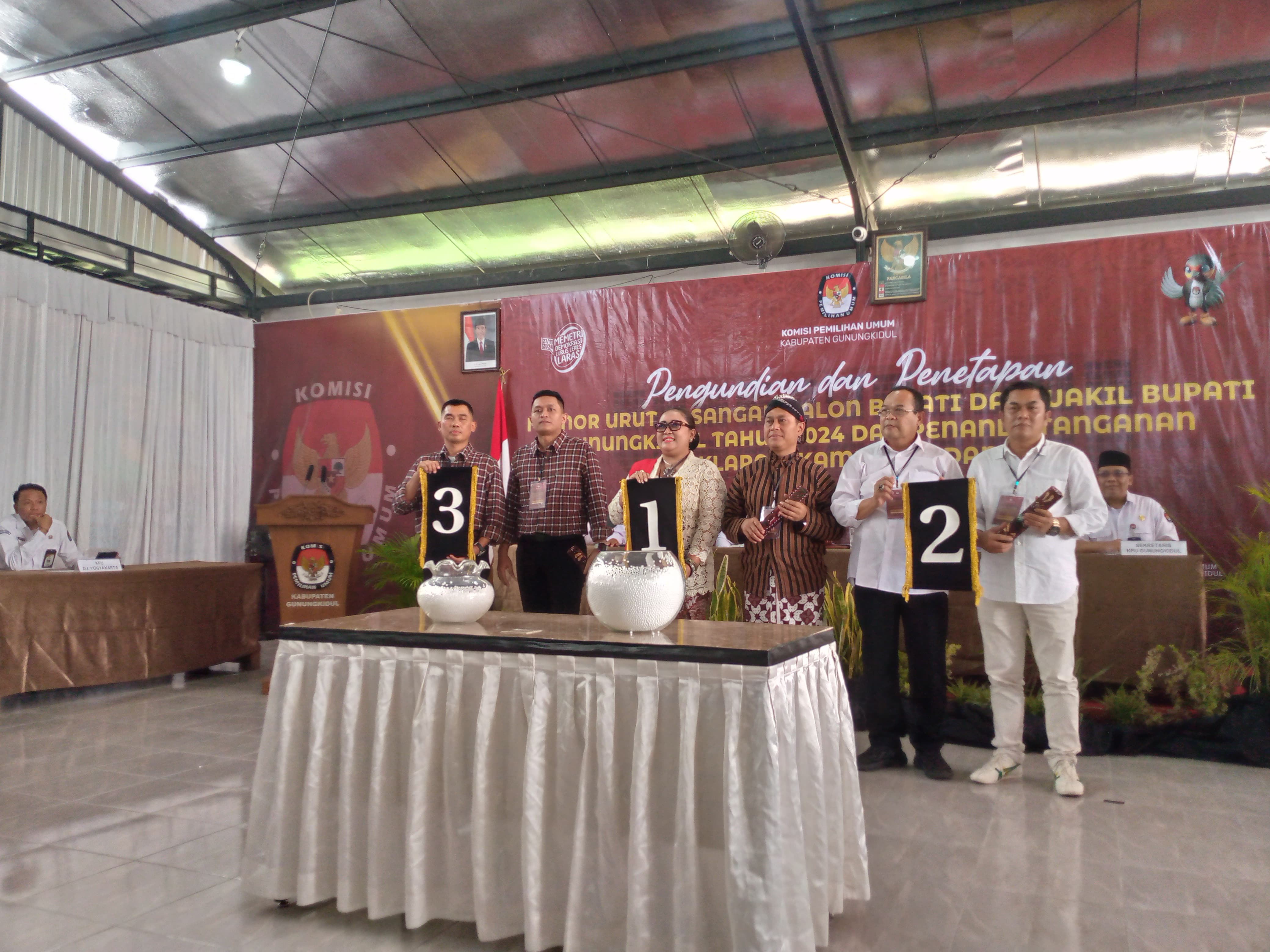 Penetapan nomor urut pasangan cabup dan cawabup Pilkada 2024 di Kantor KPU Gunungkidul, kemarin (23/9).