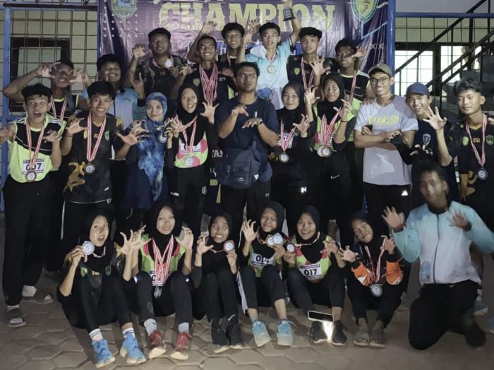 PRESTASI: Pelajar MAN 1 Kebumen menerima medali juara dari berbagai cabang olahraga pada ajang Pekan Olahraga Pelajar Daerah (Popda) Kebumen 2024.