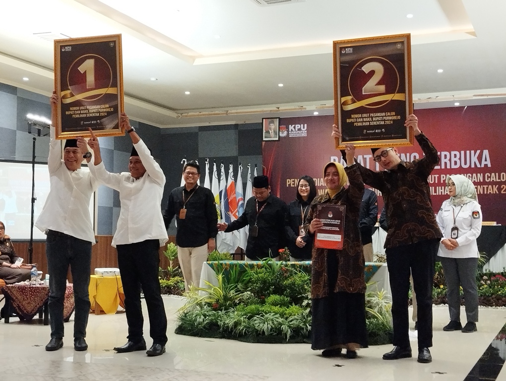 Paslon Yophi-Lukman dan Yuli-Dion menunjukkan nomor urut untuk kontestasi Pilkada 2024 dalam rapat pleno pengundian dan penetapan nomor urut paslon, Senin (23/9/2024).