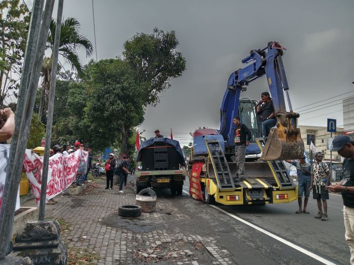 DATANG LAGI: Demonstran Malioboro City kembali datang untuk menemui Bupati Sleman Kustini Sri Purnomo Senin (23/9/2024). Aksi demo diawali dari depan kantor DPUPKP Sleman