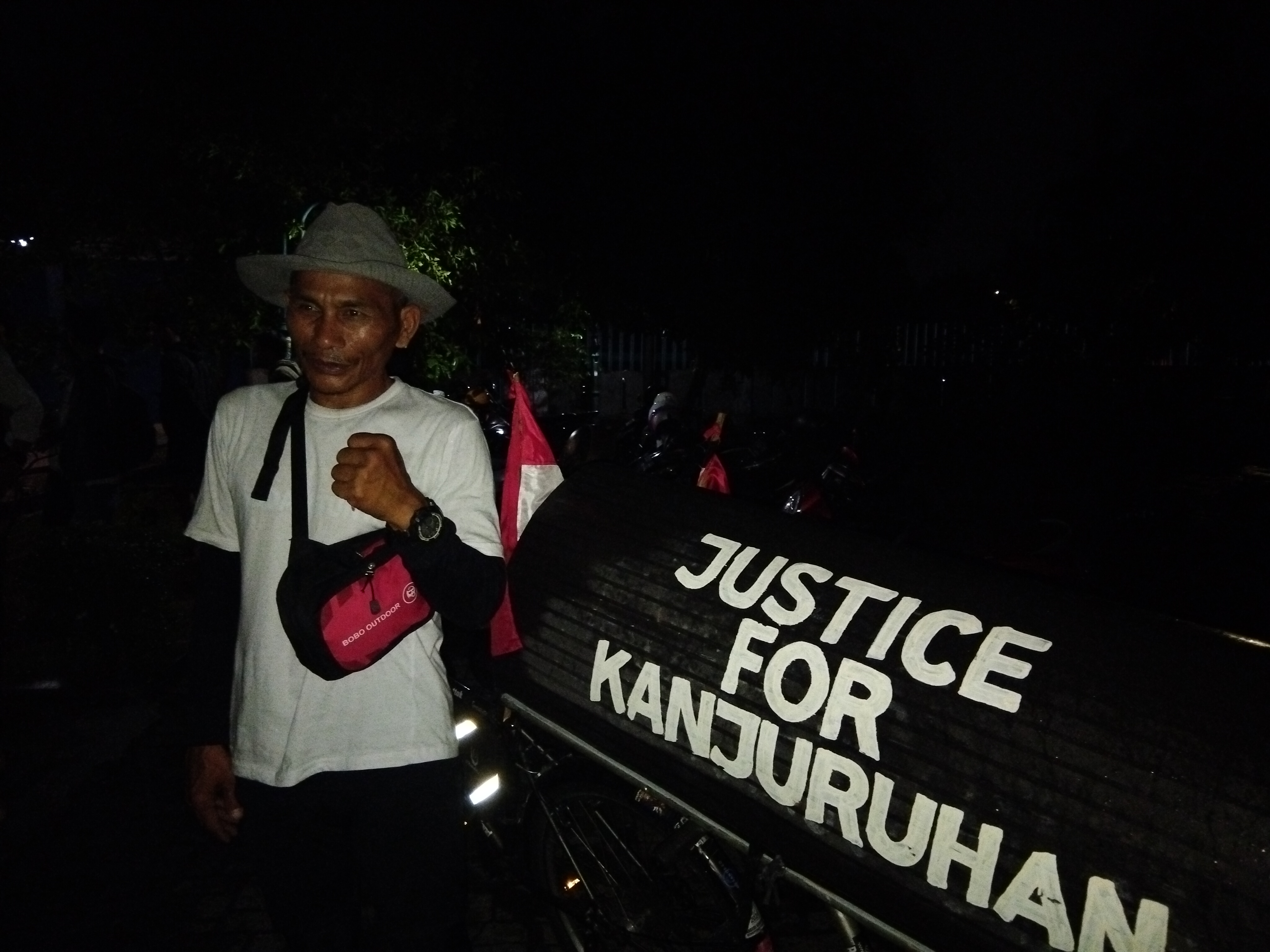 Pak Midun saat berfoto bersama para suporter PSIM Jogja Brajamusti dan The Maident di Wisma PSIM Jogja