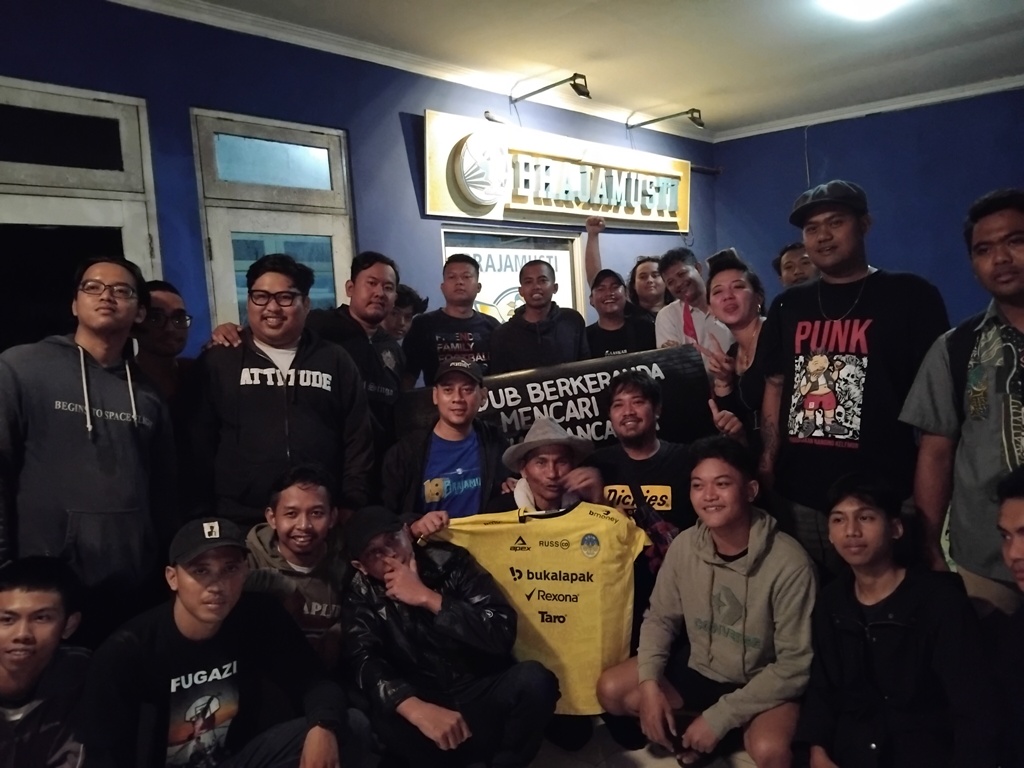 Pak Midun saat berfoto bersama para suporter PSIM Jogja Brajamusti dan The Maident di Wisma PSIM Jogja