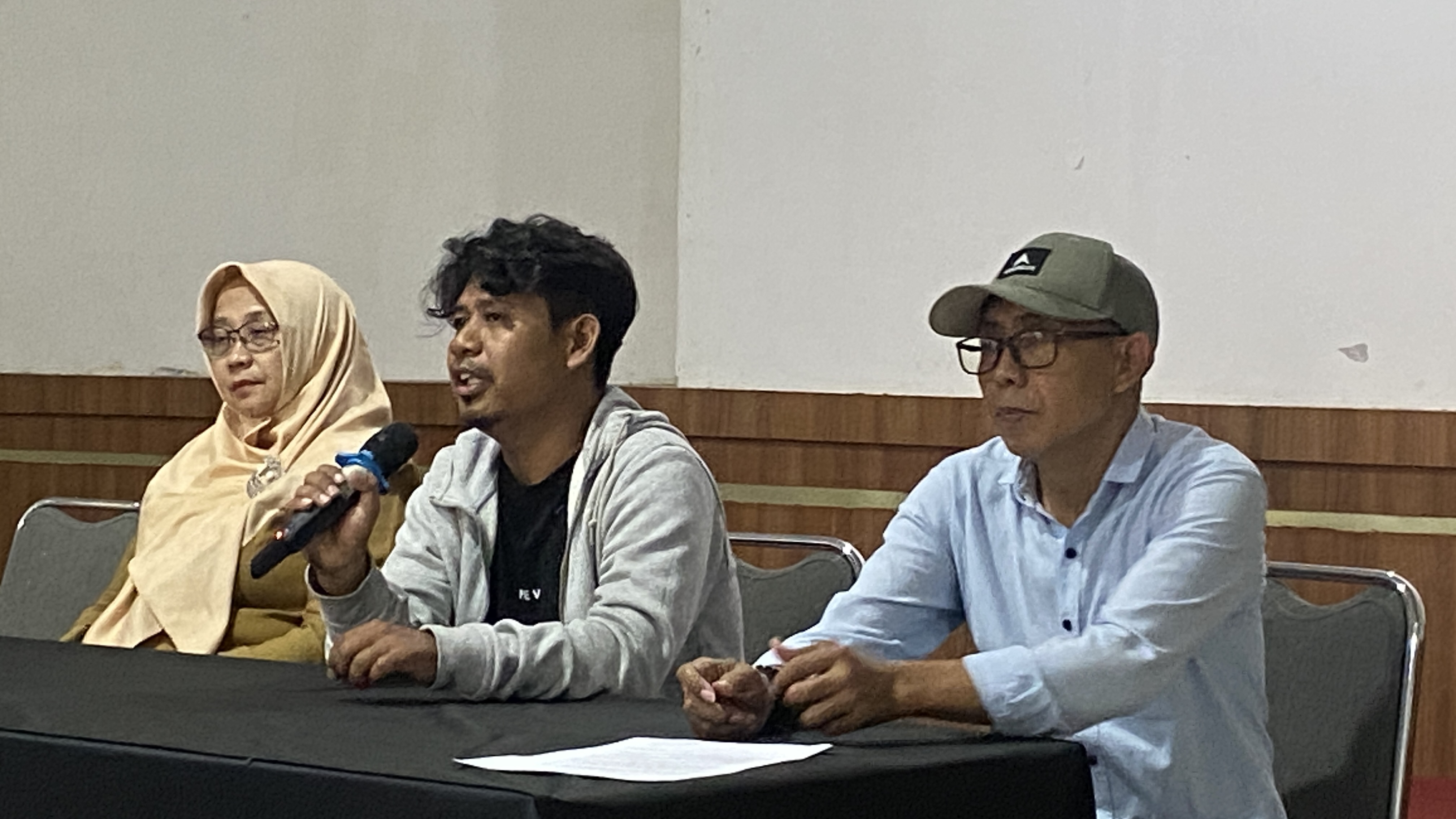 SIAP BERKARYA: Menjelang pertunjukan