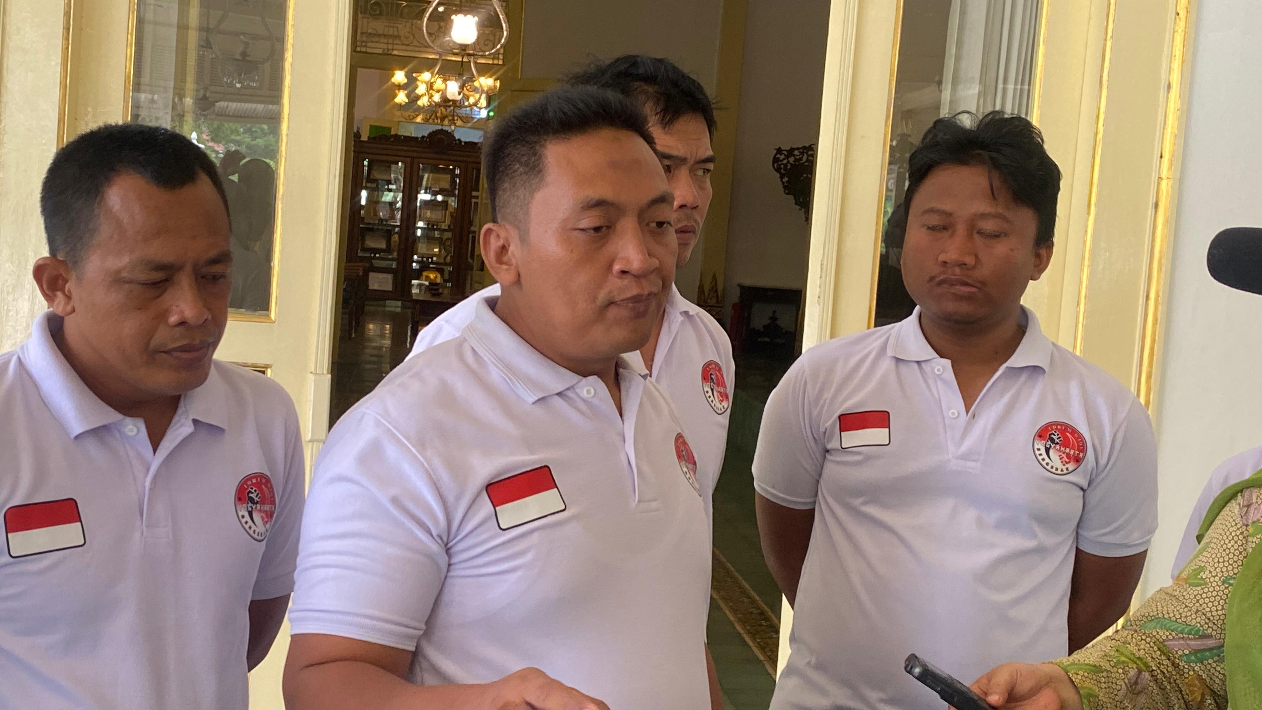 Forum Ojol Yogyakarta Bergerak menyampaikan hasil pertemuan dengan Gubernur DIY di Kompleks Kepatihan Yogyakarta, Senin (23/9/2024).  (AGUNG DWI PRAKOSO / RADAR JOGJA)