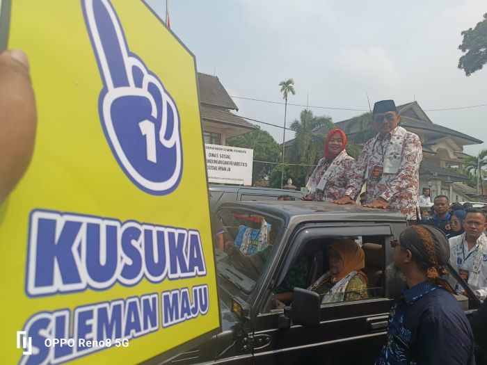 Pasangan Kustini Sri Purnomo-Sukamto diarak untuk pengambilan nomor urut di KPU Sleman Senin (23/9/2024)