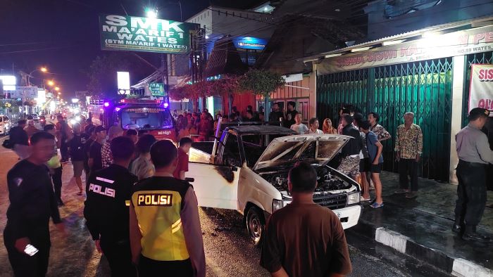 EVAKUASI:Petugas pemadam kebakaran saat mengevakuasi mobil pesantren Al-Manar Pengasih.