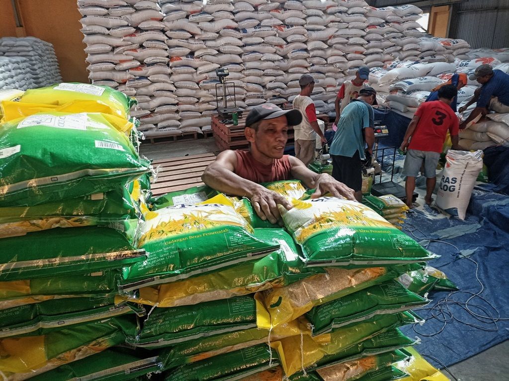 KOMODITAS UTAMA: Pekerja sedang menata stok beras SPHP di Gudang Bulog Purwomartani, Kalasan, Sleman.