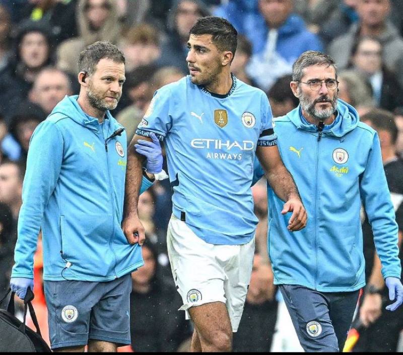 Gelandang Man City Rodri harus keluar lapangan akibat cedera (Sumber : tangkap layar X @Fabrizio Romano)