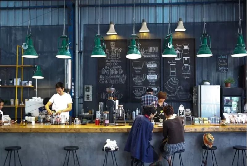 Mencicipi nikmatnya kopi di Coffee Shop Yogyakarta.