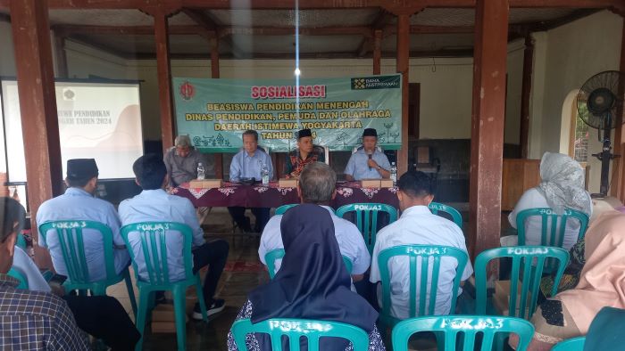 TURUN KE BAWAH: Sosialisasi Beasiswa Pendidikan Menengah berlangsung di Kalurahan Bangunharjo, Sewon, Bantul. Anggota DPRD DIY Umaruddin Masdar menjadi narasumber kegiatan tersebut.