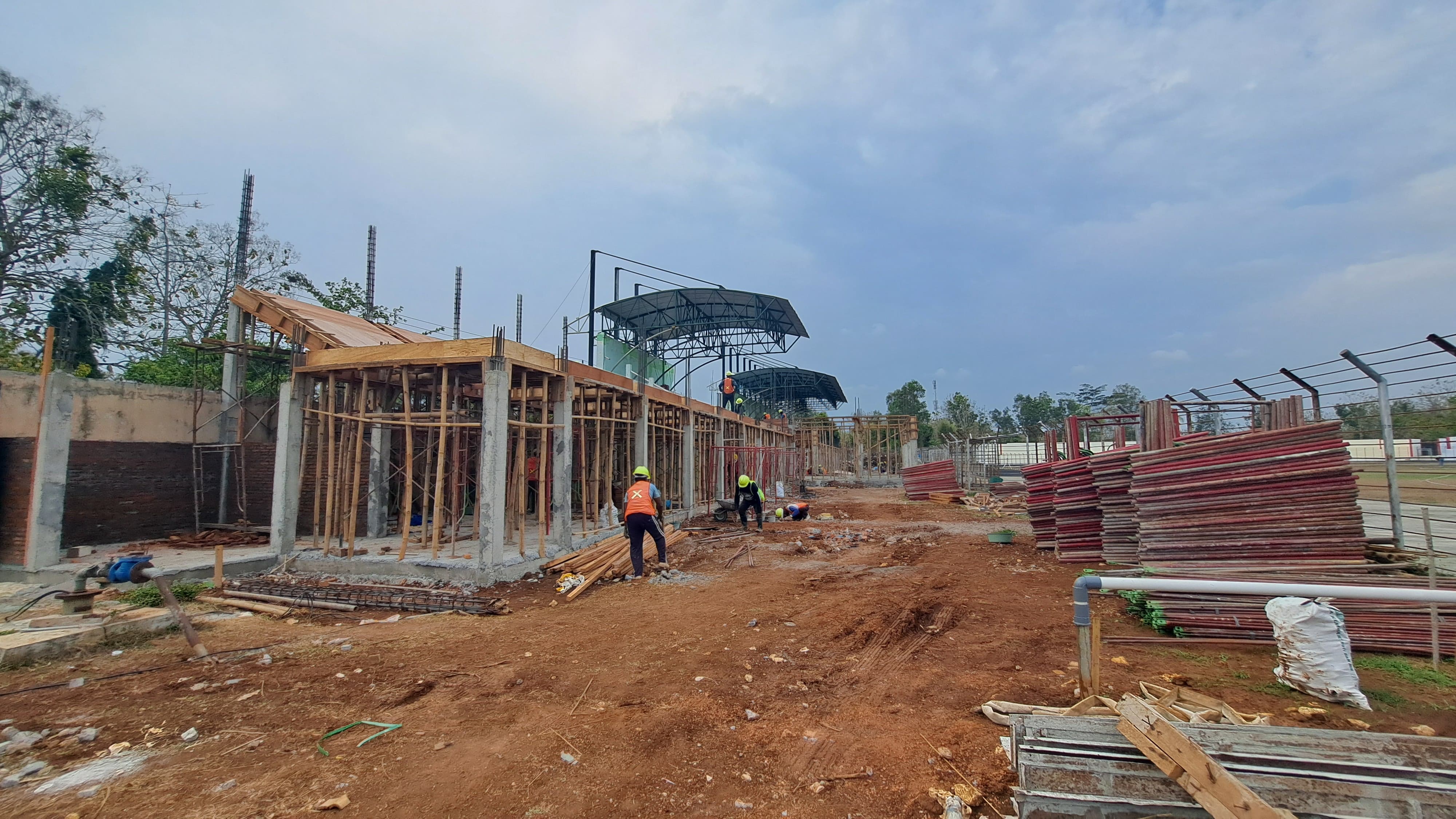 Perbaikan venue utama Porda XVII DIY 2025 Stadion Gelora Handayani, Gunungkidul, Selasa (24/9/2024).