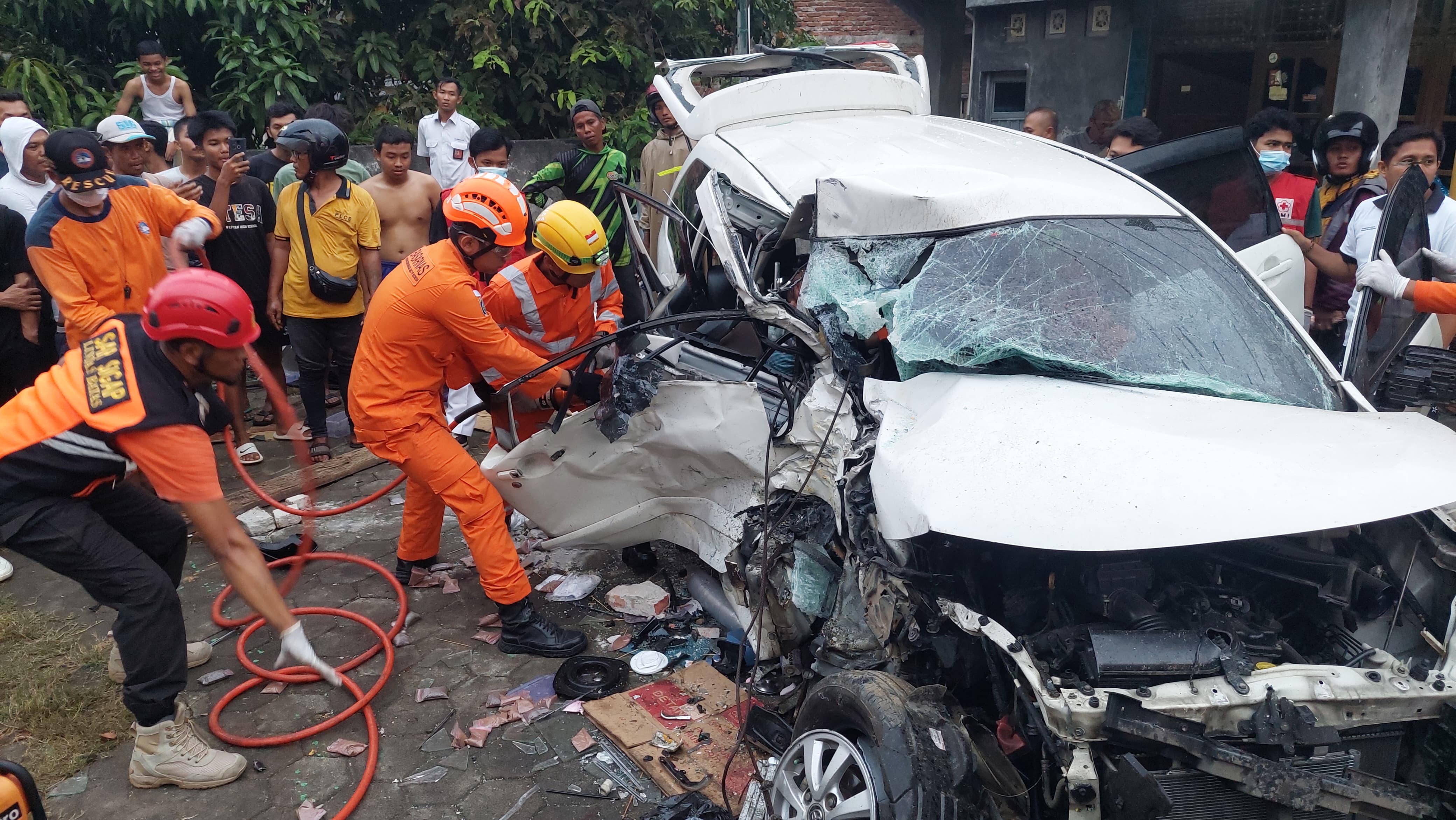 RINGSEK: Tim SAR mengevakuasi pengendara mobil yang terjepit.