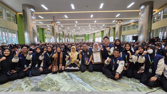 SIMBOLIS: Sesi penyerahan rekor MURI atas infak serentak yang diikuti 2.115 mahasiswa baru Unisa Jogjakarta melalui metode QRIS