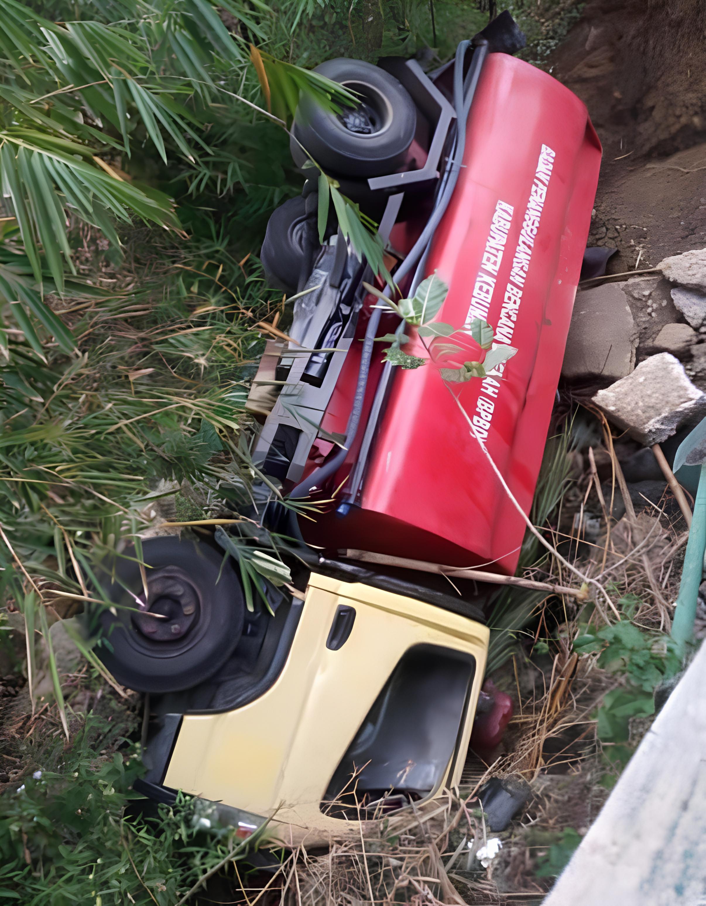 INSIDEN : Penampakan truk BPBD Kebumen pengangkut bantuan air bersih mengalami kecelakaan di Desa Somagede, Kecamatan Sempor.