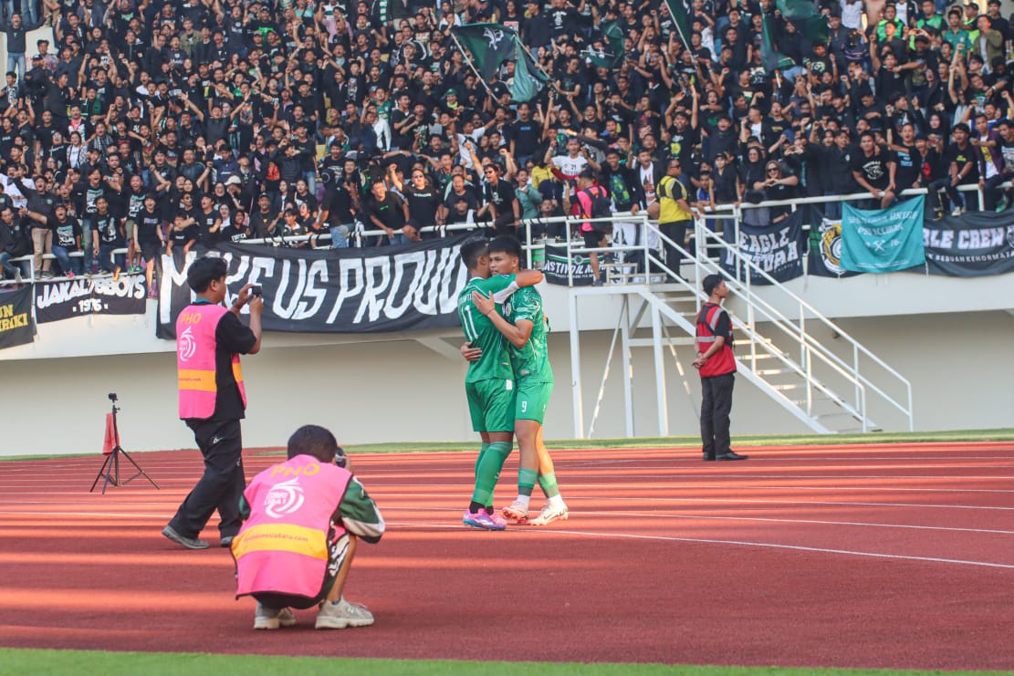 Hokky Caraka setelah mencetak gol.