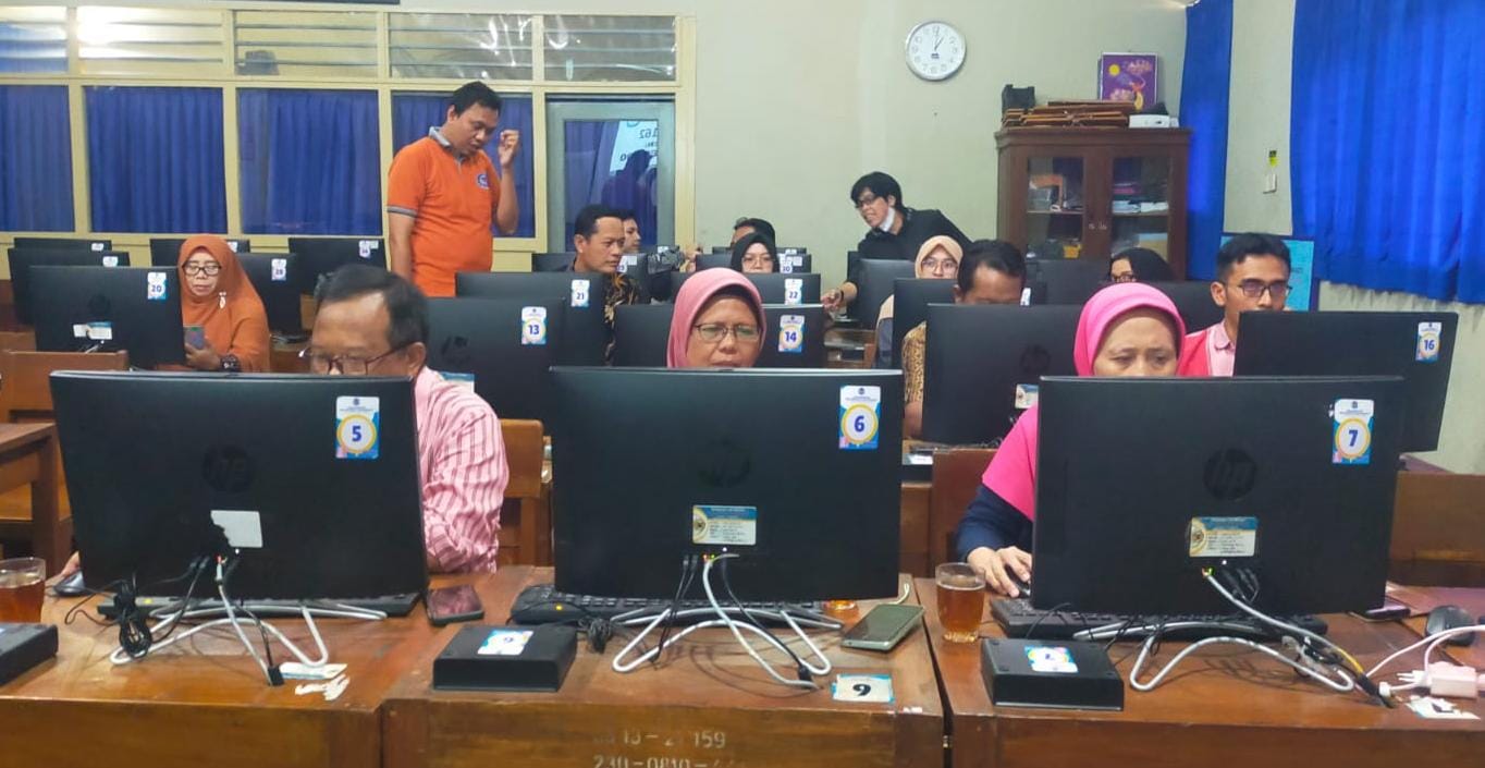 HARUS JUJUR - Sejumlah guru SMAN 9 Jogja mengikuti survei lingkungan belajar secara online baru-baru ini  (Doc SMAN 9 untuk Radar Jogja)