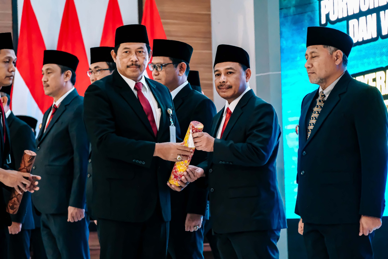RESMI: Pj Gubernur Jawa Tengah Nana Sudjana saat melantik Pjs Wali Kota Magelang Ahmad Aziz, Selasa (24/9).