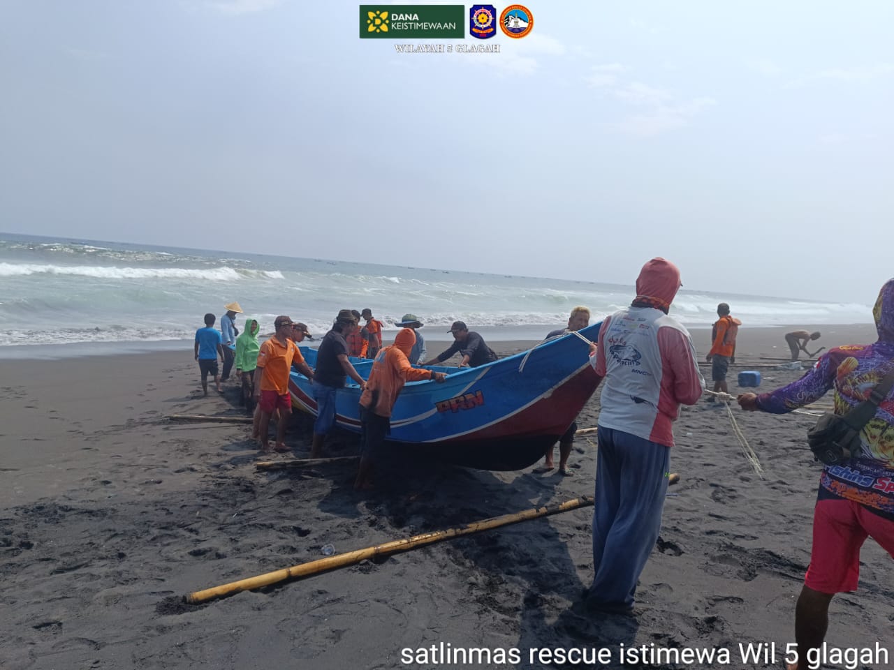 EVAKUASI: Proses evakuasi perahu milik nelayan asal Pacitan.