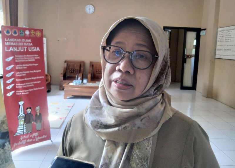 Kepala Dinsos Gunungkidul Asti Wijayanti saat diwawancarai awak media.
