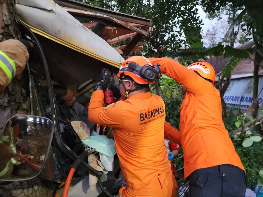 Proses evakuasi korban terjepit dalam mobil insiden kecelakaan mobil boks tabrak pohon di Jalan Jogja - Wonosari, Padukuhan Siyono Tengah, Logandeng, Playen, Gunungkid