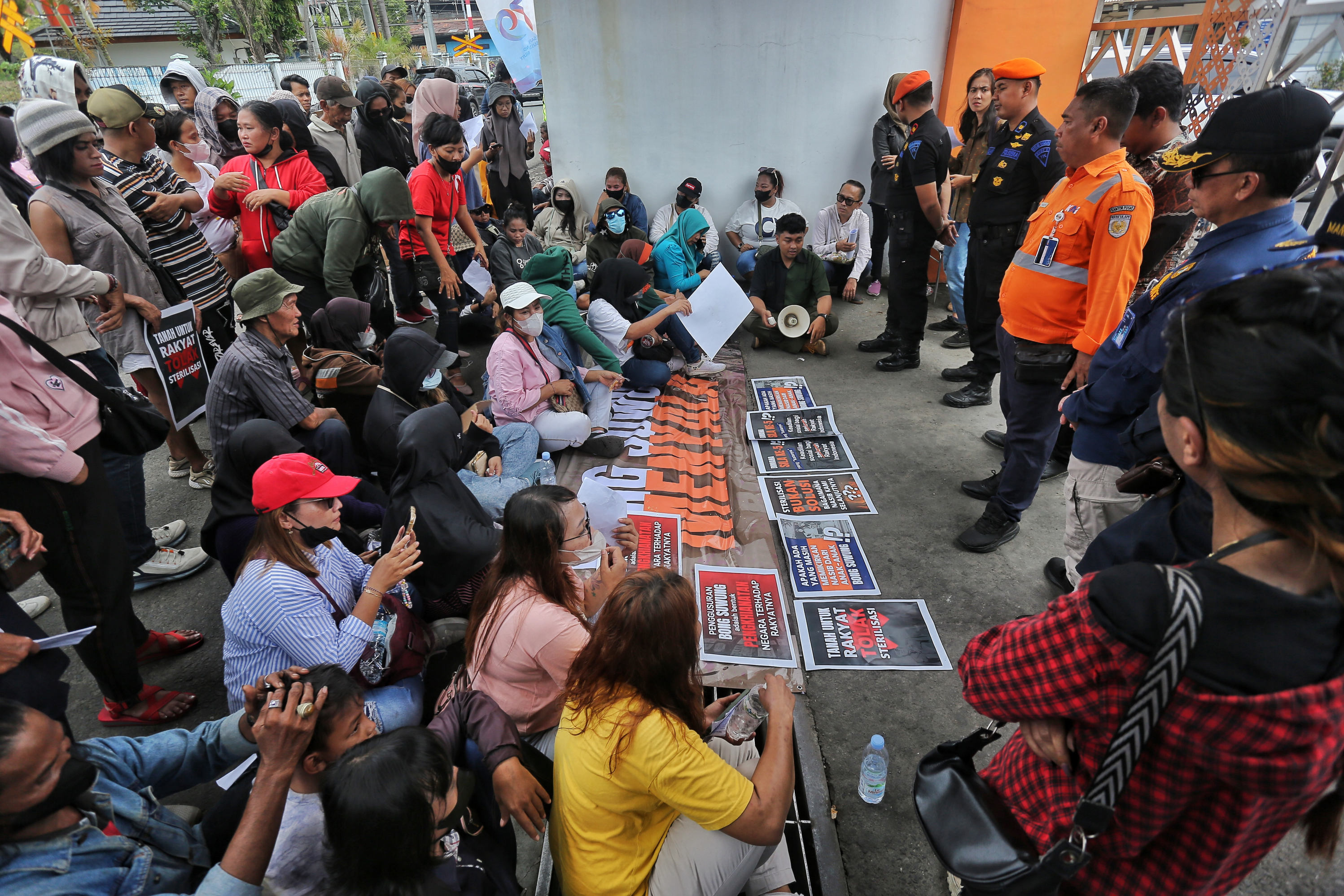 Warga Bong Suwung saat menggelar aksi demo di depan kantor PT KAI Daop 6 Jogja, Selasa (24/9/2024).