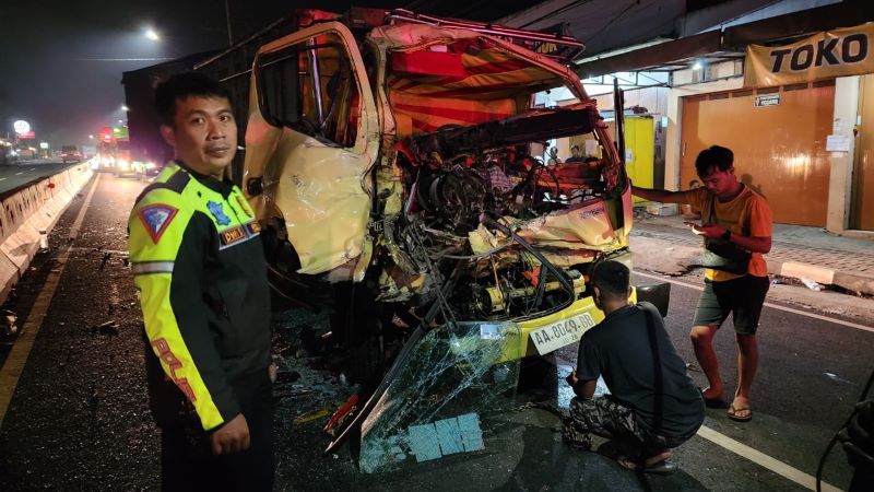 EVAKUASI: Tim gabungan mengevakuasi pengemudi truk yang meninggal dunia akibat terjepit kabin, Rabu (25/9/2024).