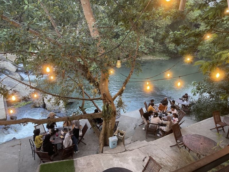 Menikmati kopi dengan view sungai yang syahdu di&nbsp;Kopi Opak.