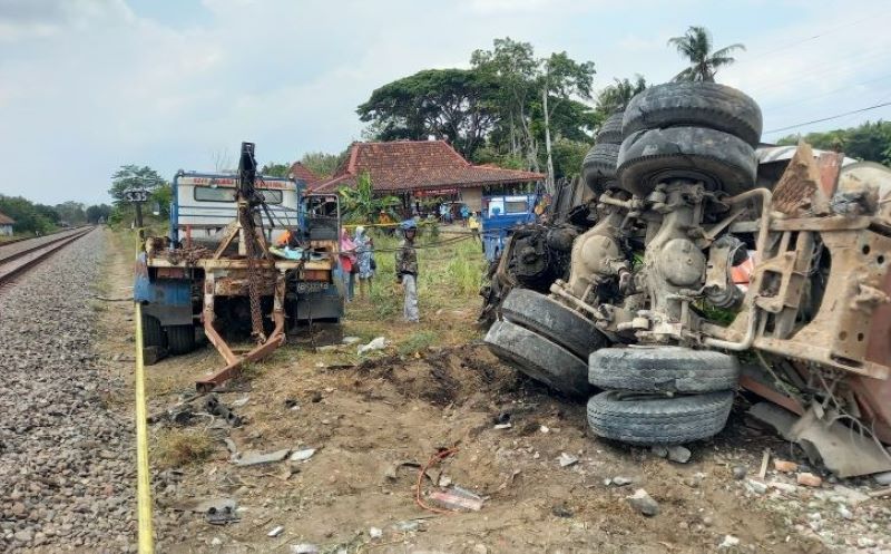 Proses evakuasi bangkai truk molen yang tersambar Kereta Api Taksaka karena terobos pintu palang di Sedayu, Bantul, Rabu (25/9/2024).
