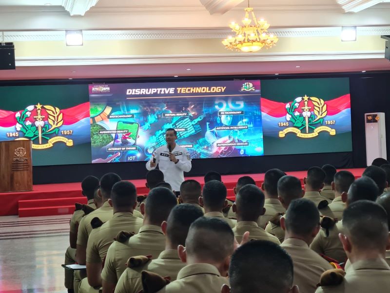 PAPARAN: Menteri ATR/BPN Agus Harimuti Yudhoyono memberikan pembekalan di hadapan ratusan taruna-taruni Akademi Militer Magelang, Rabu (25/9/2024).