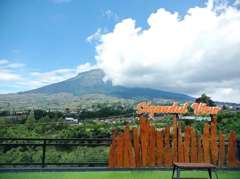 Menikmati secangkir kopi di Sigandul View dengan latar belakang megahnya Gunung Sumbing.