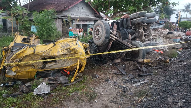 TKP laka kereta di Sedayu Bantul yang membuat ringsek truk molen dan lokomotif kereta.