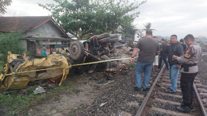 Tkp laka kereta yang membuat ringsek truk molen dan keretanya.&nbsp;