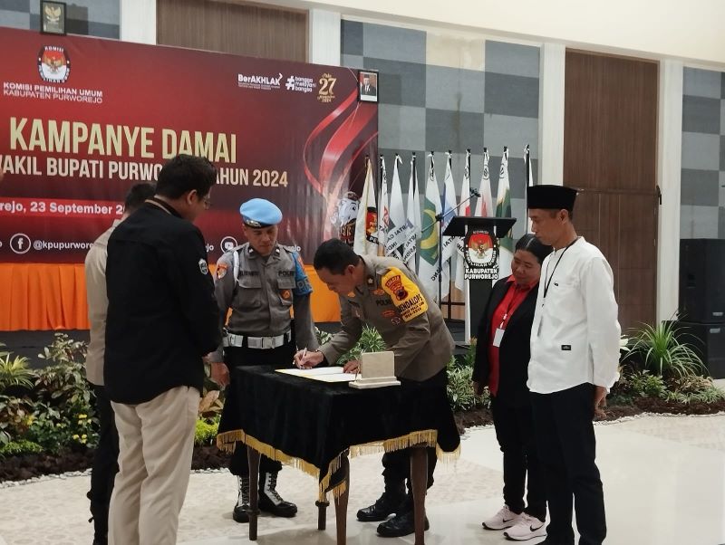 Kompol Sutoyo saat tanda tangan pasukan pengawalan bagi cabup dan cawabup Purworejo pada agenda Deklarasi Kampanye Damai KPU Kabupaten Purworejo, Senin (23/9/2024).