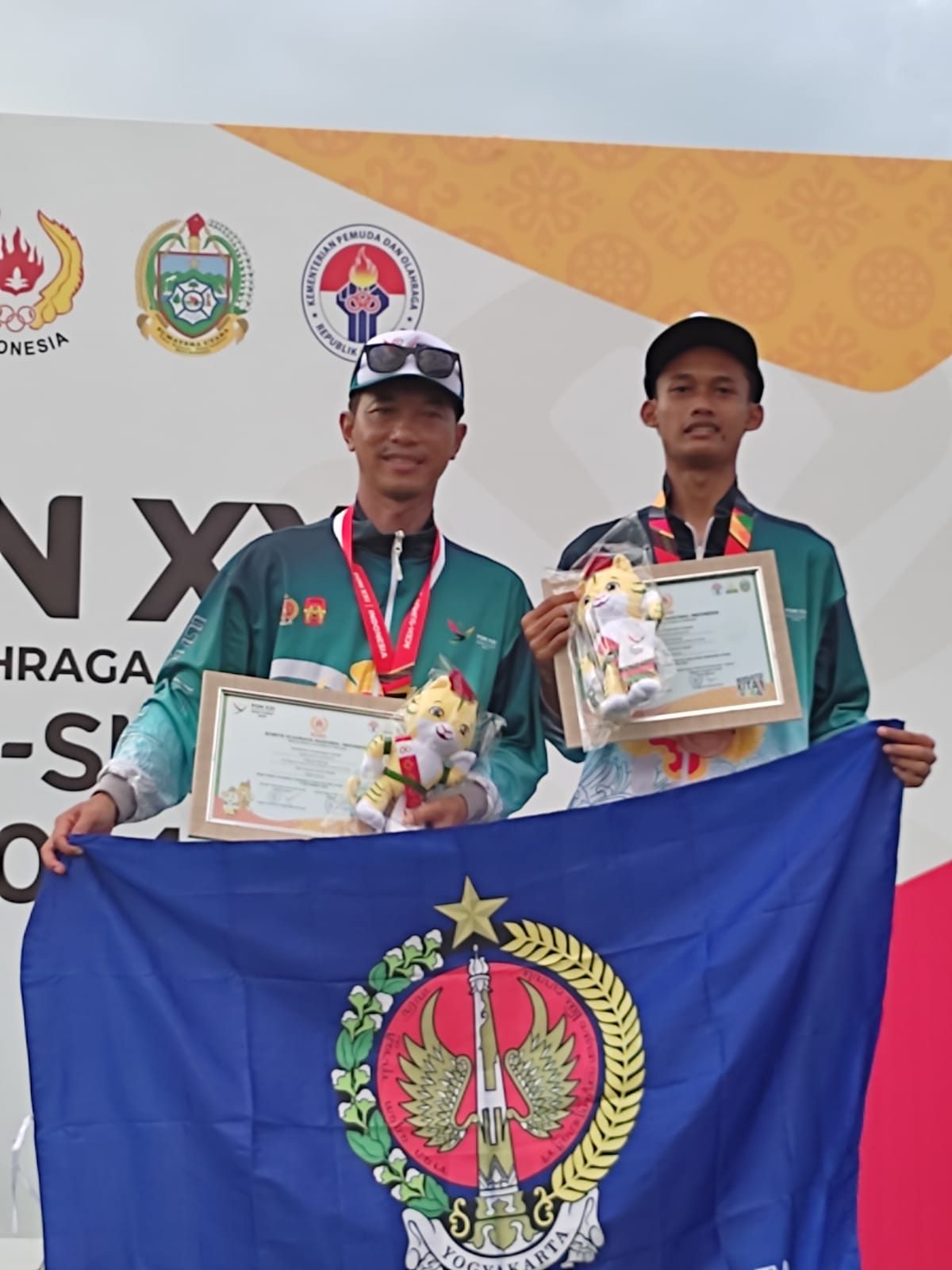 Atlet ganda putra Gateball DIJ Reza Kusuma Hadianto dan Afrid Budi Cahyono saat memperoleh medali perunggu di PON 2024 lalu.  &nbsp;