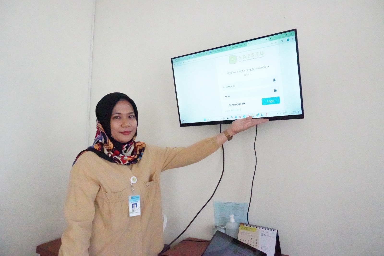 INOVATIF: Direktur RSUD Saras Adyatma Tri Wahyuni menunjukan terobosan Saestu untuk menjadikan data secara digital dan terpadu.
