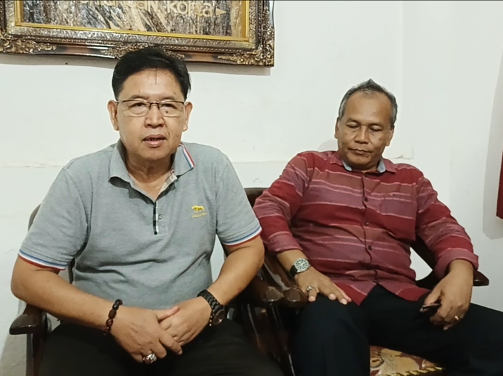 Politisi PDIP yang juga mantan legislator Arembono (kanan) bersama anggota DPRD Kebumen Bambang Sutrisno (kiri).