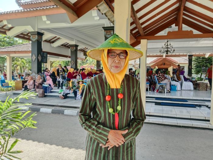 TETAP BERKARYA: Djumanah, ketua KWT Sari Maju Moyudan yang terus aktif dalam pemberdayaan perempuyan lansia di desanya.