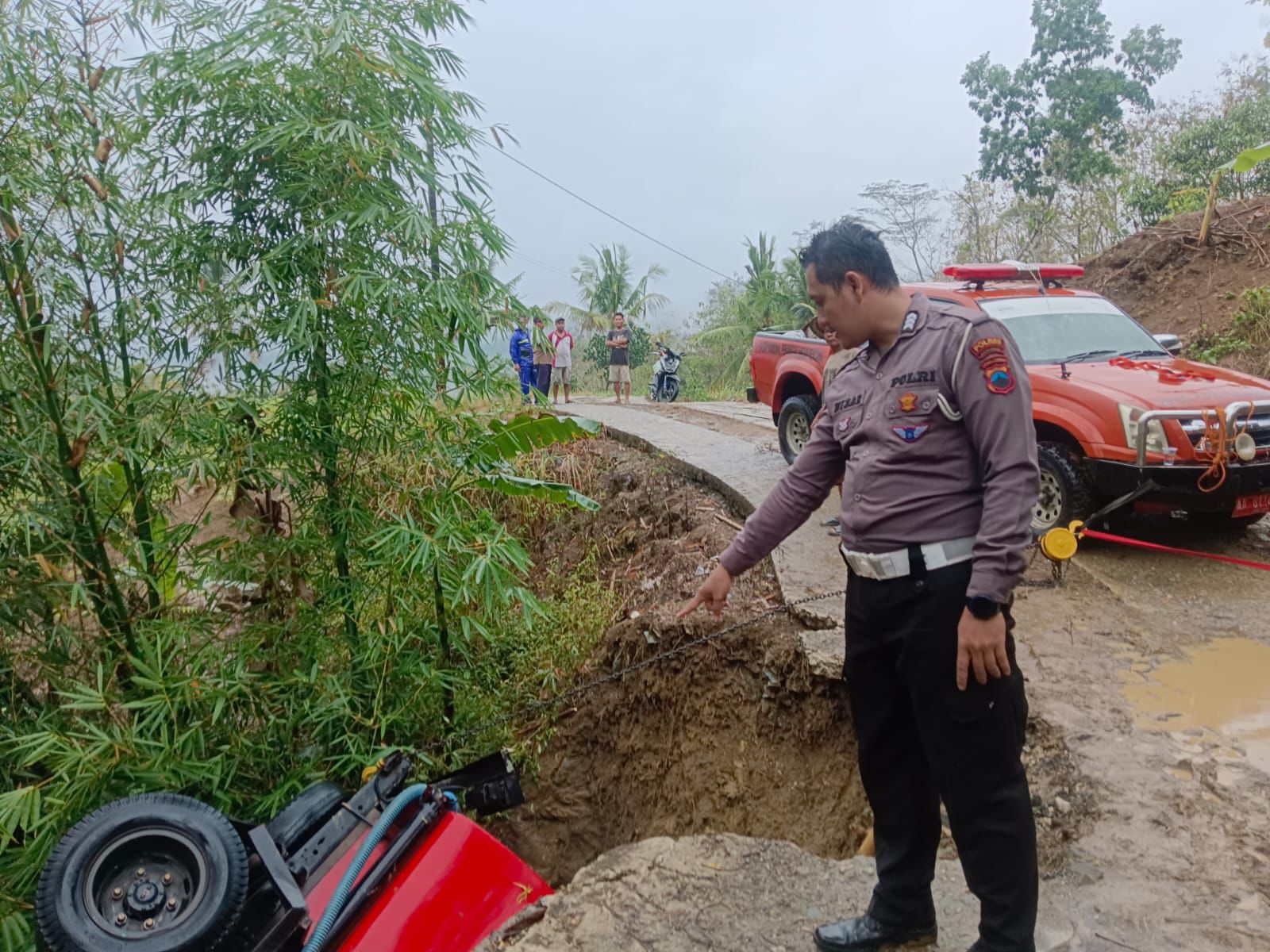 OLAH TKP : Polisi melakukan olah tempat kejadian perkara di lokasi kecelakaan maut yang menewaskan relawan BPBD saat bertugas mengirim bantuan air bersih.