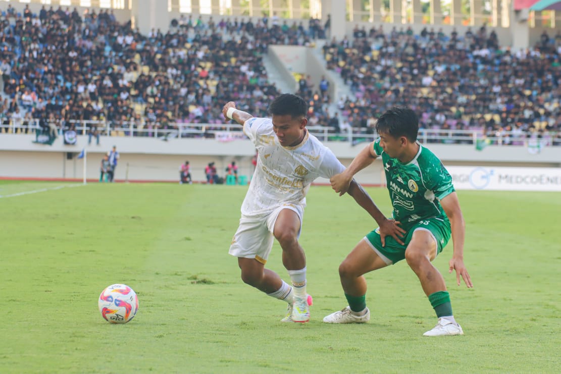 Pemain PSS Sleman Wahyudi Hamisi (kanan) saat menjaga pemain Arema FC dalam laga di Stadion Manahan Solo, Jumat (20/9/2024).