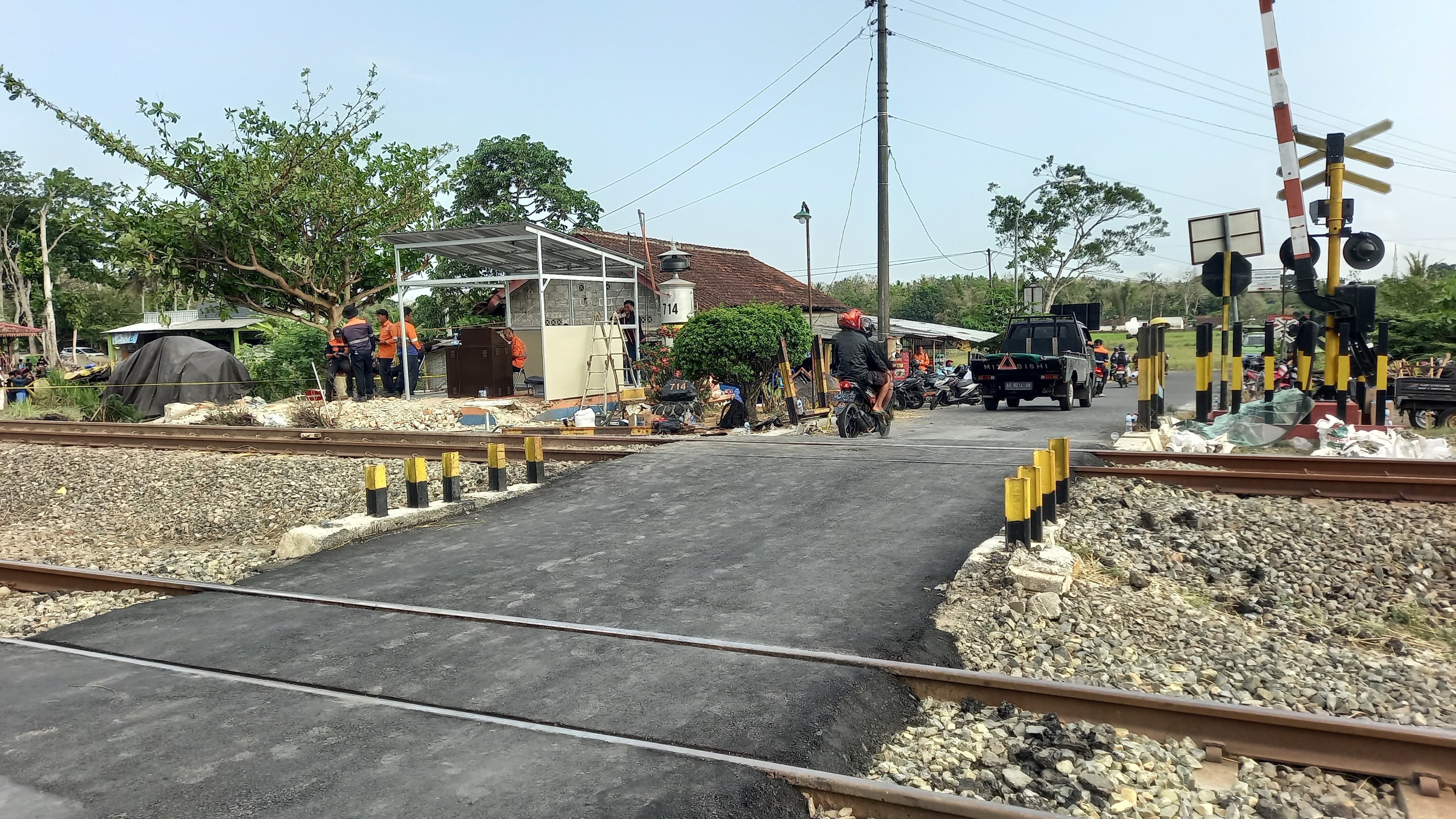 Sejumlah petugas gotong royong dirikan Pos Jaga Kereta Api, sebab bangun sebelumnya rusak parah terhantam truk molen yang tersambar Kereta Api Taksaka.