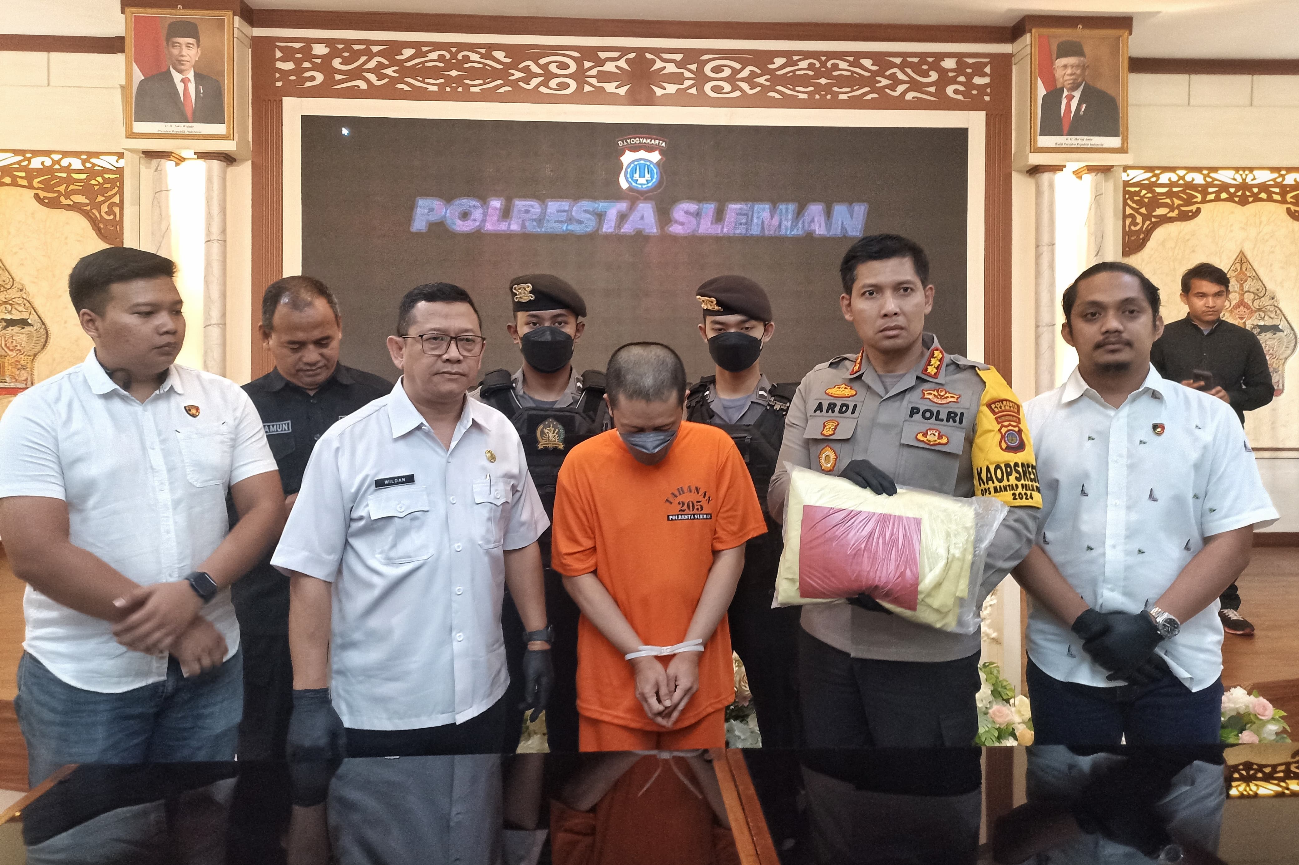 Polisi saat menunjukkan barang bukti dan menghadirkan tersangka kasus pencabulan anak di Mapolresta Sleman, Rabu (25/9/2024).