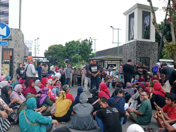 Pedagang Pasar Godean yang tengah melakukan demonstrasi di DPRD Sleman