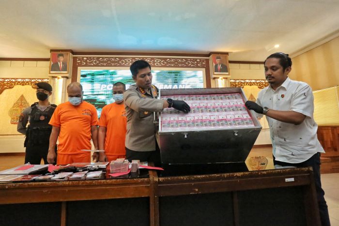 DICOKOK: Kapolresta Sleman Kombes Pol Yuswanto Ardi menunjukan tersangka dan barang bukti saat rilis kasus penipuan uang di Mapolresta Sleman Rabu (25/9/2024).