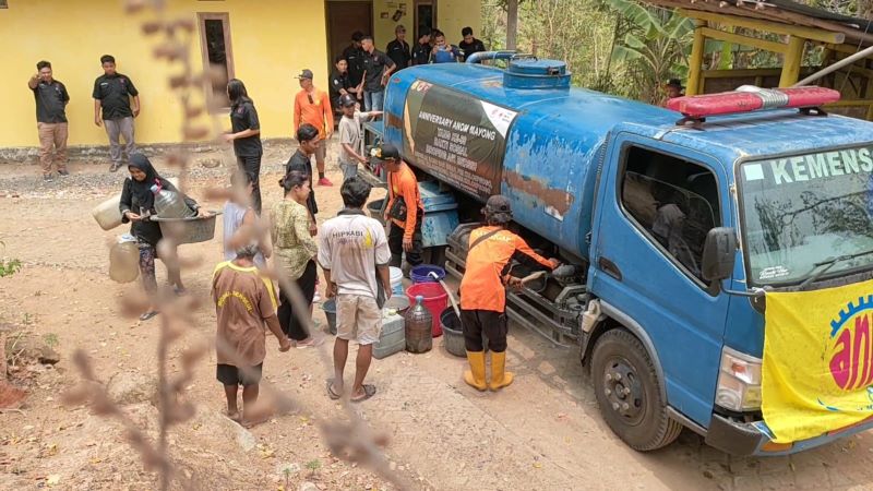ANTRE: Membawa wadah air, warga Kalurahan Kalirejo mengantri mendapatkan air.