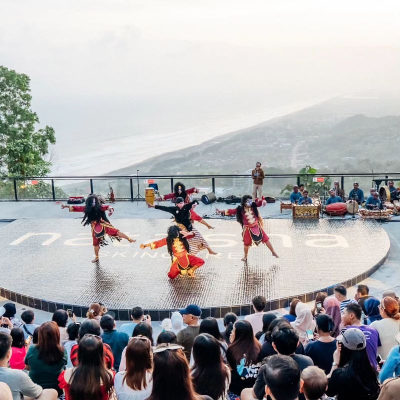 Atraksi seni dan budaya Bali di Obelix Sea View.