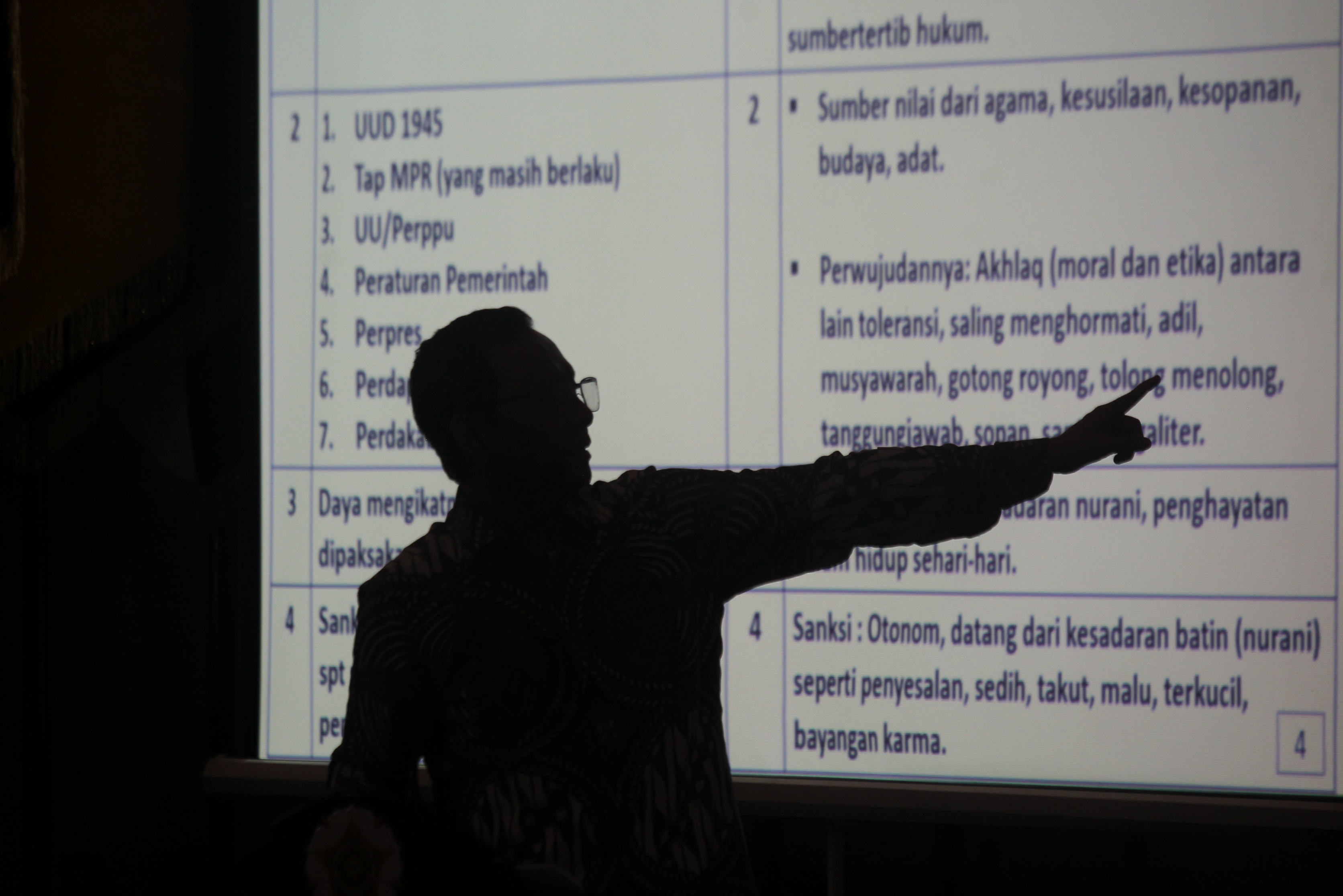 Mahfud MD saat memberikan paparan dalam konres Pancasila UGM