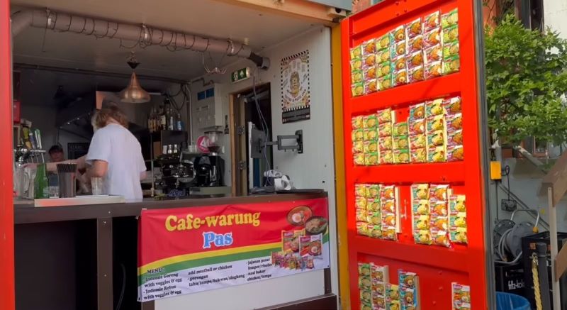 Warmindo Ika Petra Moerbeek di Amsterdam, Belanda.