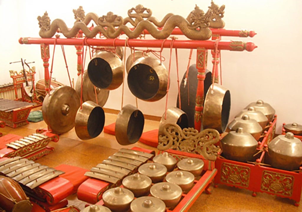 Seperangkat alat musik tradisional gamelan.